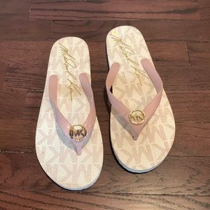 MICHAEL KORS: PINK & GOLD SIGNATURE SANDALS